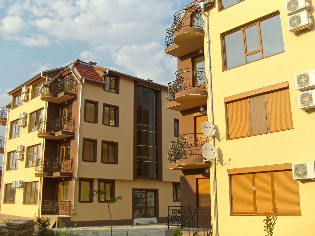  W pełni umeblowany dwupokojowy apartament 200 m od plaży w Rawdzie – cisza, zieleń i komfort w małym kompleksie