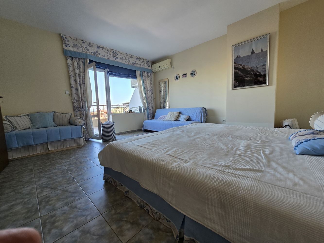 Dwupoziomowy apartament z pięknym widokiem na morze w Słonecznym Brzegu – doskonała lokalizacja zaledwie 200 metrów od plaży