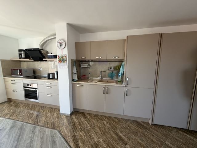 Przestronny apartament z jedną sypialnią i widokiem na morze w samym sercu Sarafowa z możliwością przebudowy na apartament z dwiema sypialniami