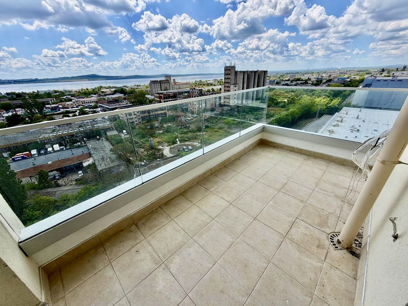Nowoczesny apartament z dwiema sypialniami i widokiem na jezioro w Burgas. Z miejscem parkingowym!