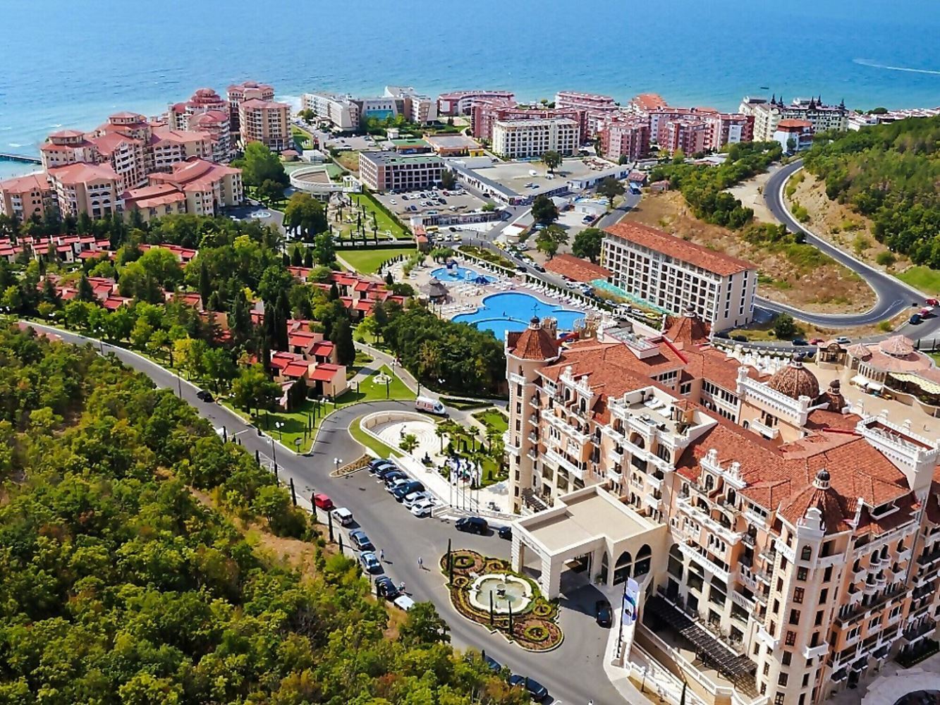 Jasny apartament z jedną sypialnią, dużym tarasem i widokiem na zieleń w Elenite