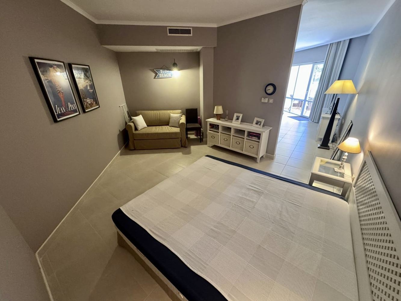  Luksusowe mieszkanie z jedną sypialnią w prestiżowym kompleksie pierwszej linii – komfort, styl i nieskończone udogodnienia