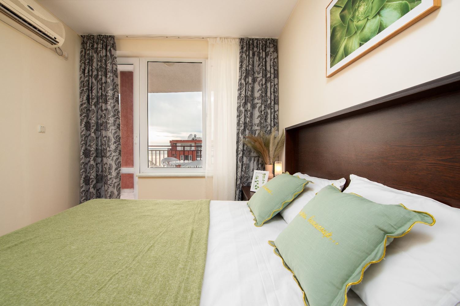 Stylowy apartament z dwiema sypialniami w pierwszej linii z bezpośrednim widokiem na morze w Świętym Własie – przestrzeń, luksus i pełne udogodnienia