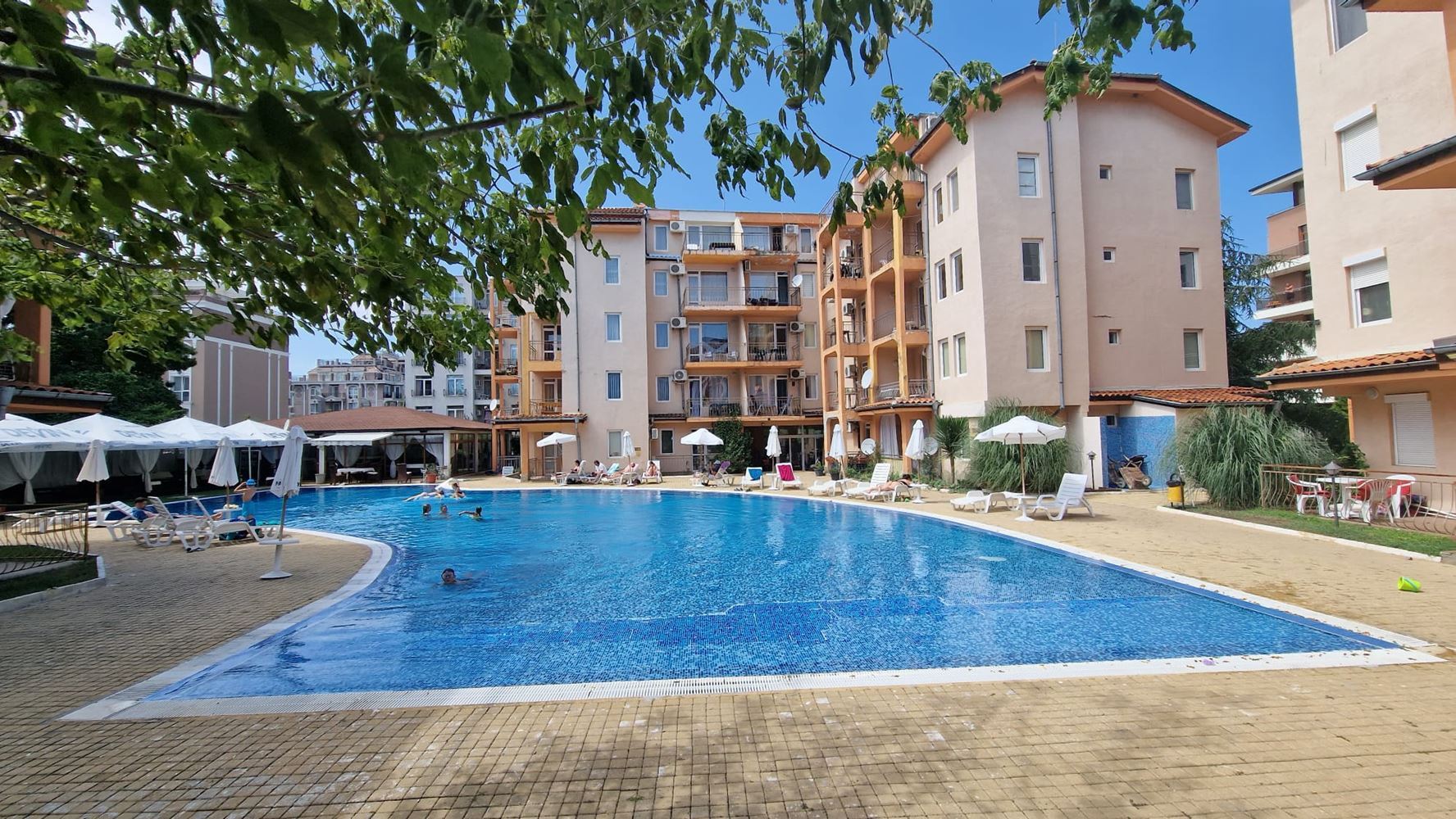 Apartament z dwiema sypialniami, ekspozycją południową i widokiem na basen w Słonecznym Brzegu