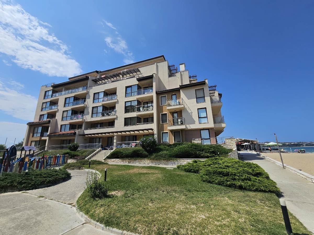 Luksusowy apartament z trzema sypialniami na pierwszej linii brzegowej w Obzorze – panoramiczny widok na morze i góry