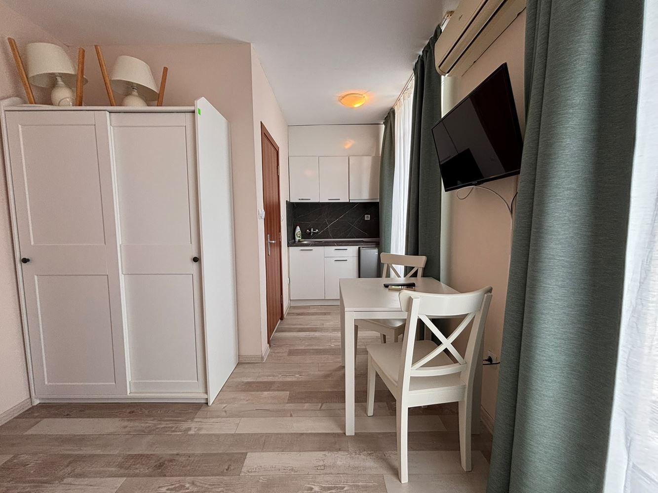 Umeblowana kawalerka z panoramicznym tarasem i widokiem na basen w Słonecznym Brzegu – komfort i udogodnienia SPA przez cały rok