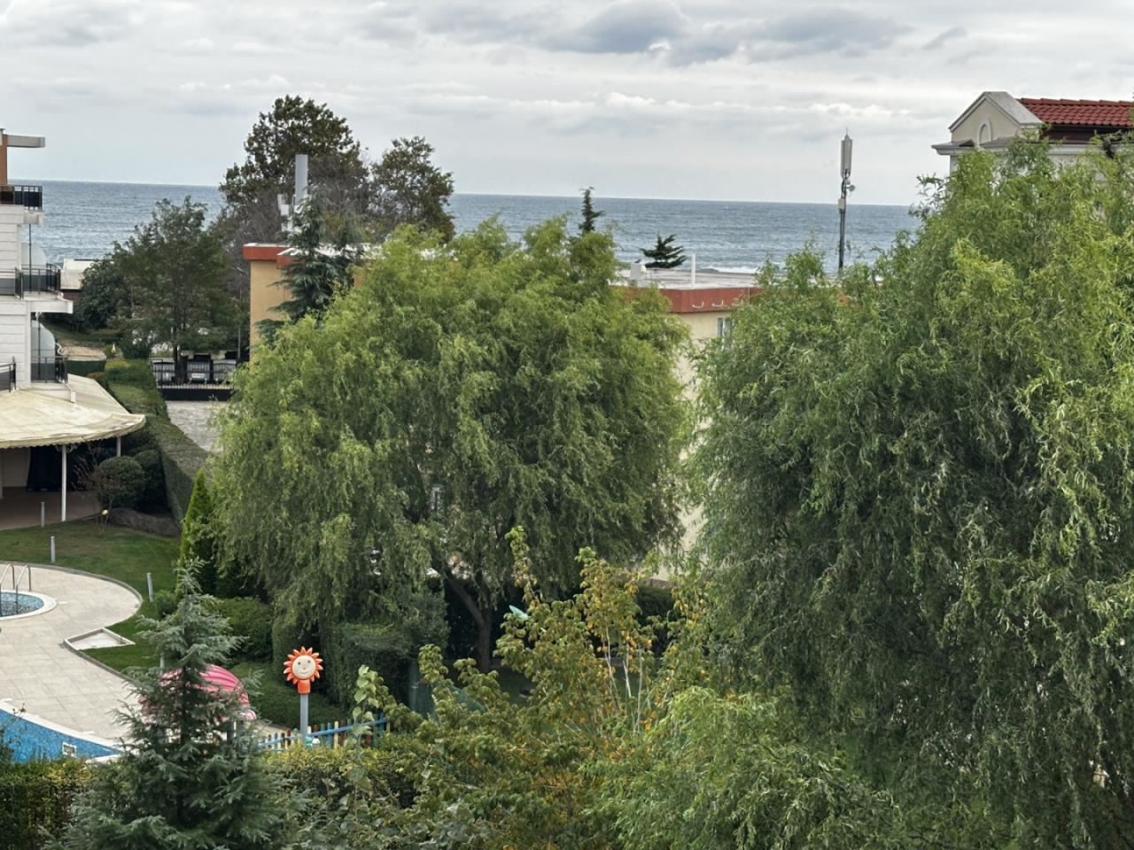 Morska panorama i nadmorski urok – umeblowane mieszkanie z jedną sypialnią w pierwszej linii brzegowej w Sozopolu
