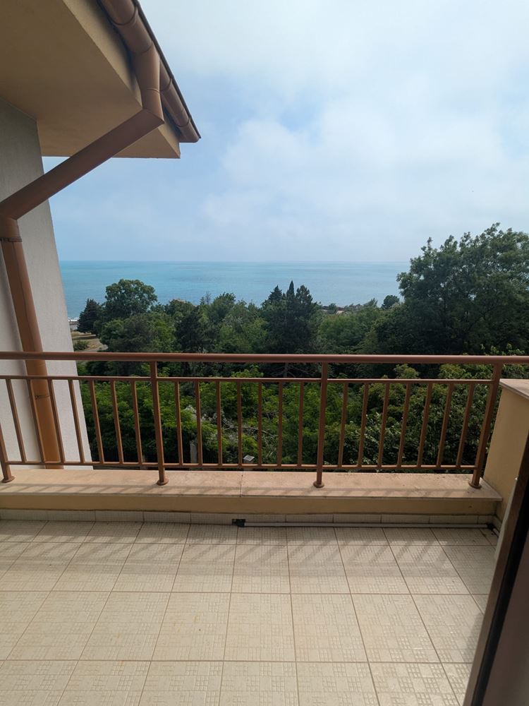 Przestronne mieszkanie z dwoma sypialniami i frontalną panoramą morza w kompleksie w Rawdzie
