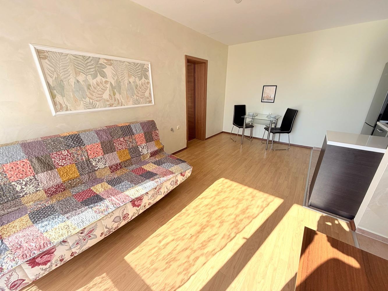 Jasny i ciepły apartament z jedną sypialnią w pobliżu Aquaparku w Słonecznym Brzegu – doskonała inwestycja na wynajem