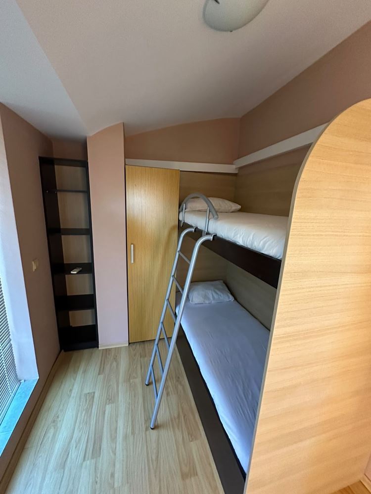 Pierwsza linia brzegowa w Sveti Vlas – imponujący apartament dwupoziomowy z trzema sypialniami, panoramicznym widokiem i ogromnym tarasem