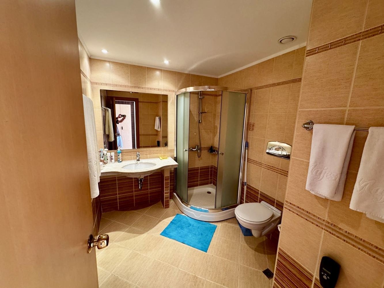 Przestronny apartament z jedną sypialnią, dużym tarasem i panoramicznym widokiem na morze