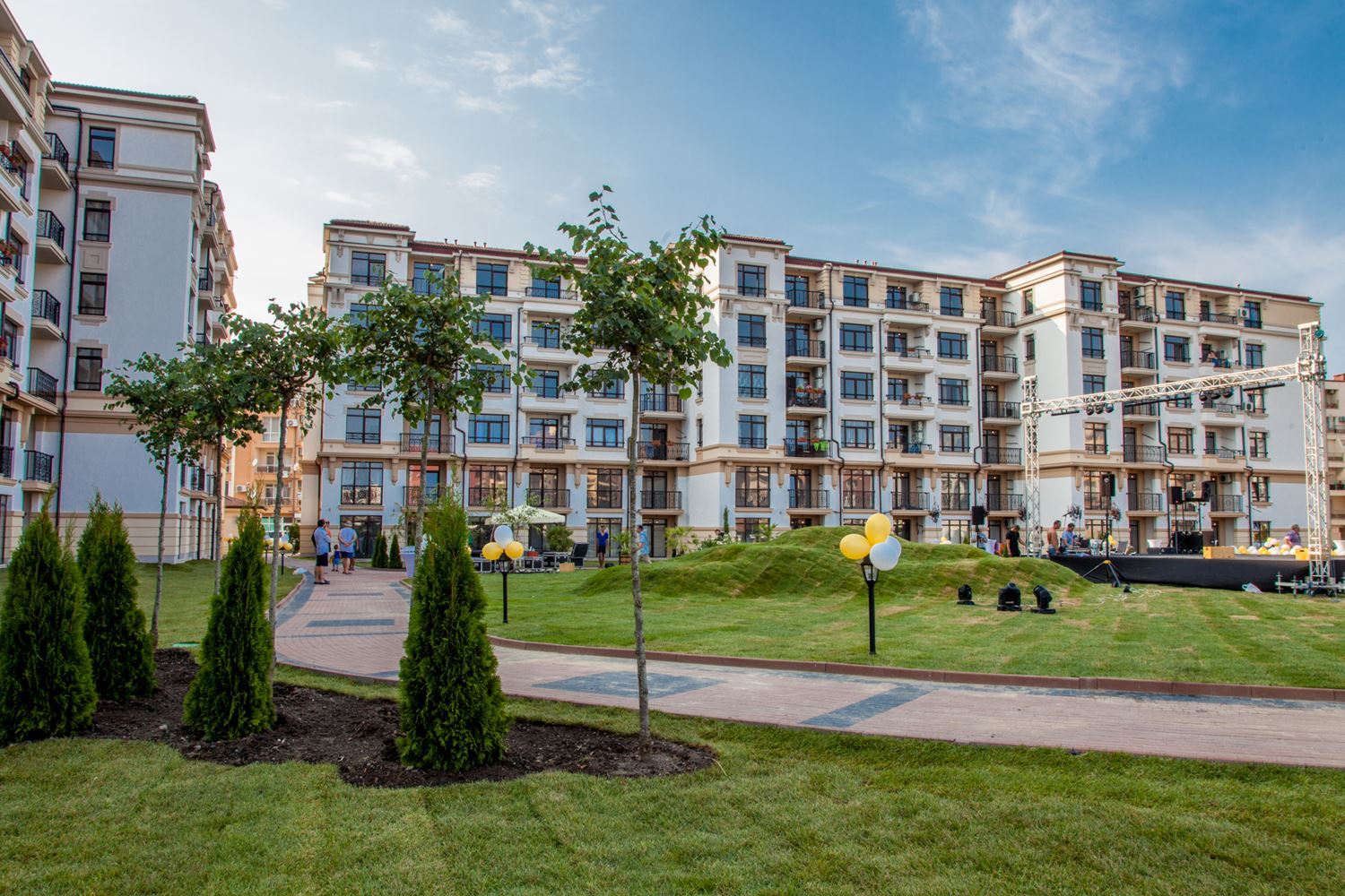 Przytulne mieszkanie z jedną sypialnią w Pomorie z niską opłatą za utrzymanie i widokiem na zielony dziedziniec