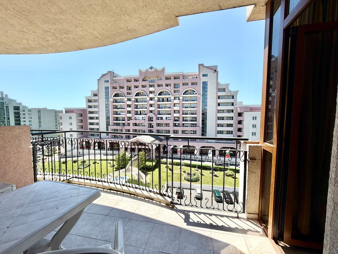 Przestronny apartament z jedną sypialnią i widokiem na morze na drugiej linii zabudowy w Słonecznym Brzegu