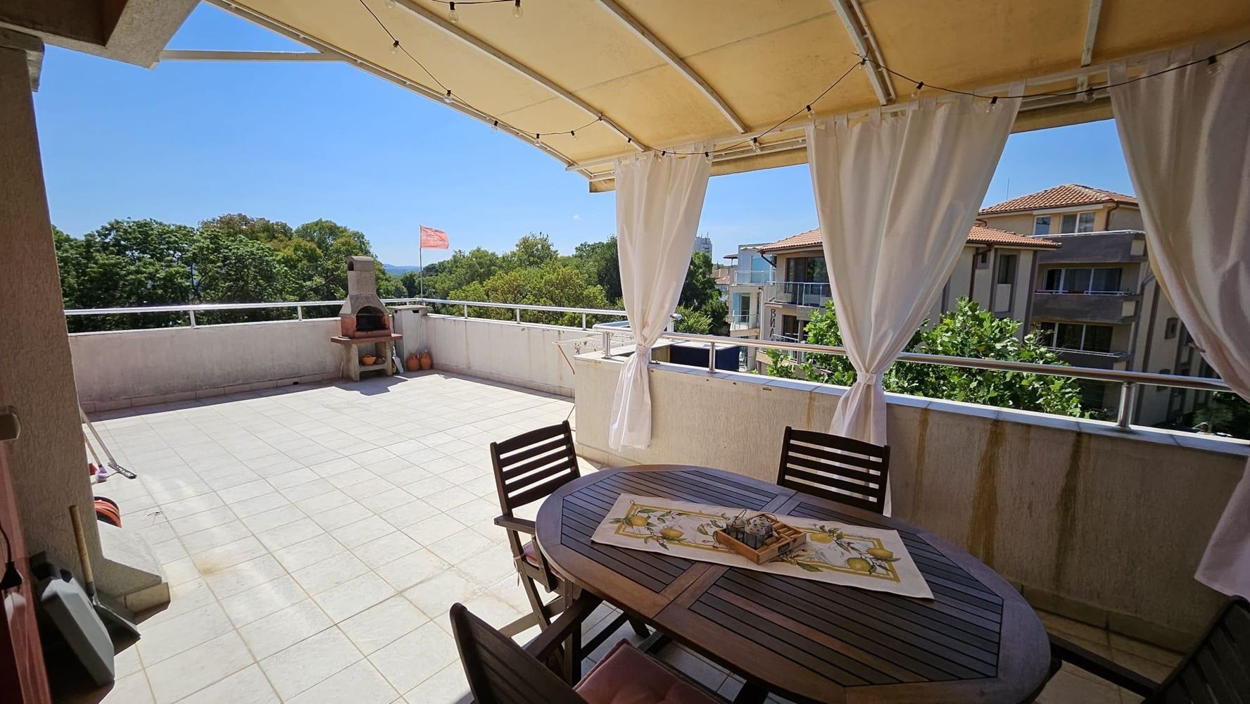 Apartament z dwiema sypialniami w pierwszej linii brzegowej w Kiten z panoramicznym widokiem na morze i imponującymi tarasami