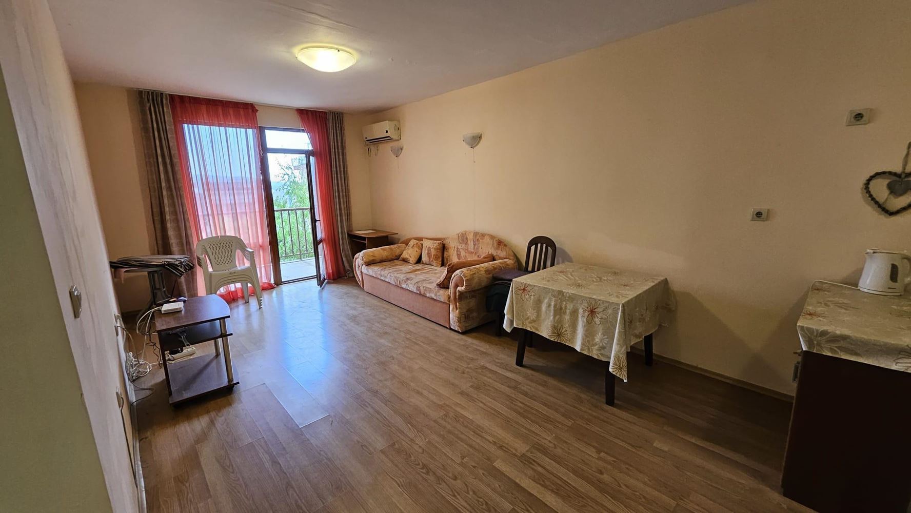 Przestronny apartament z dwiema sypialniami w Primorsku – komfort, spokój i niska opłata za utrzymanie