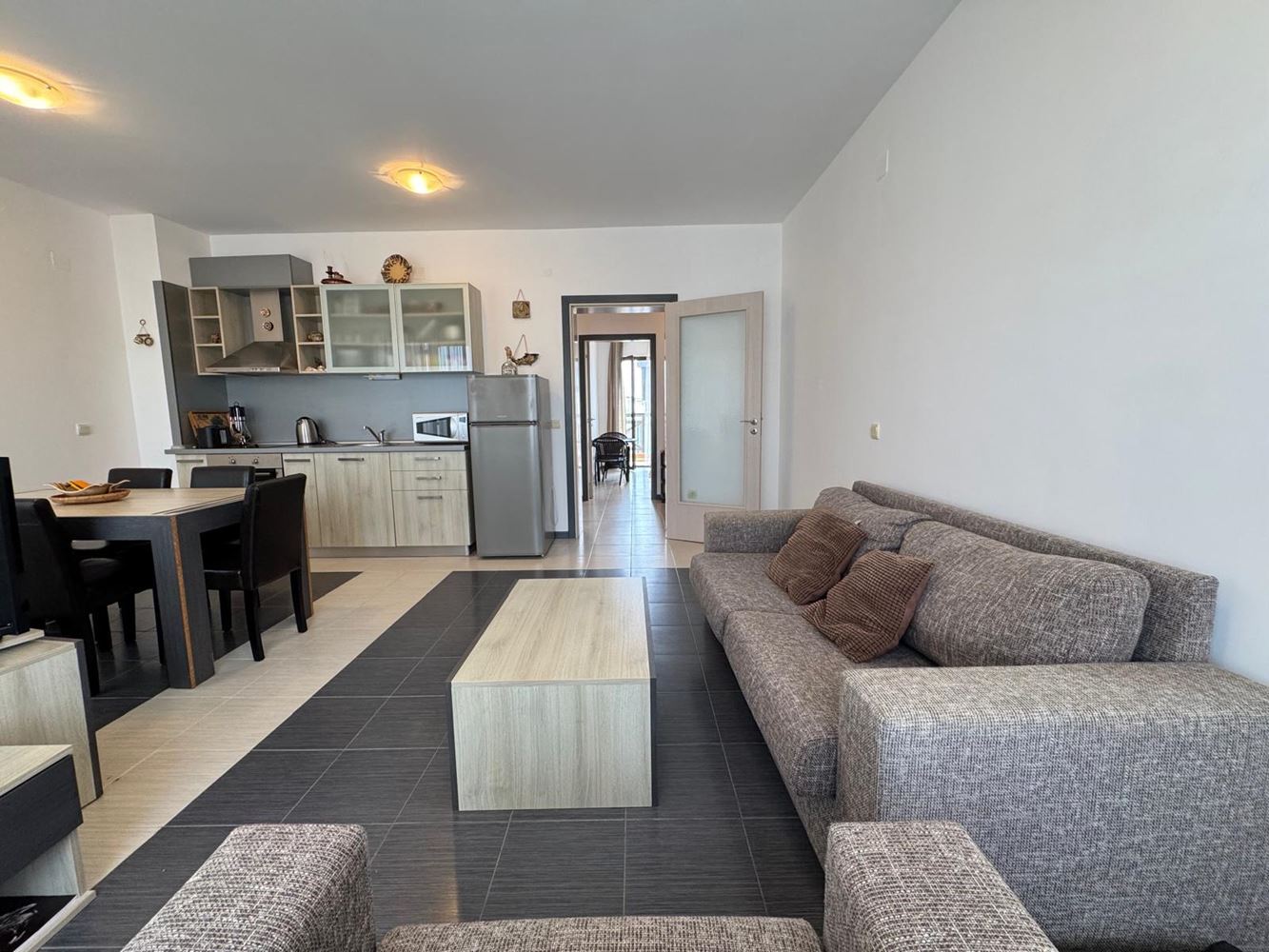 Apartament trzypokojowy z widokiem na morze i prywatną plażą w prestiżowym kompleksie w Czernomorcu