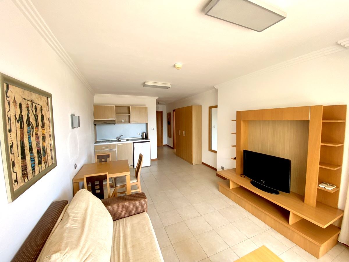 Mieszkanie dwupokojowe (z jedną sypialnią) w pierwszej linii morza w Ravda – luksus, natura i widok na basen