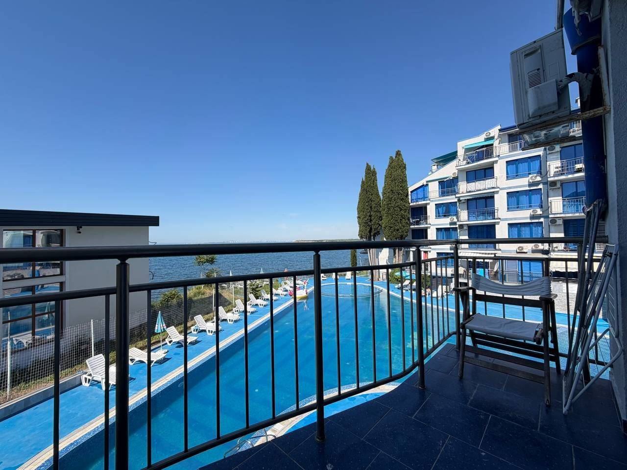 Apartament z jedną sypialnią na pierwszej linii brzegowej w Pomorie – panoramiczny widok na morze i basen