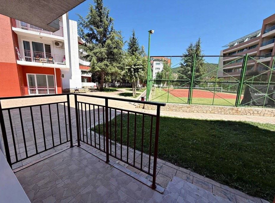 Apartament w pierwszej linii brzegowej w Elenite – generalny remont, prąd do użytku mieszkalnego i bezpośredni dostęp do plaży