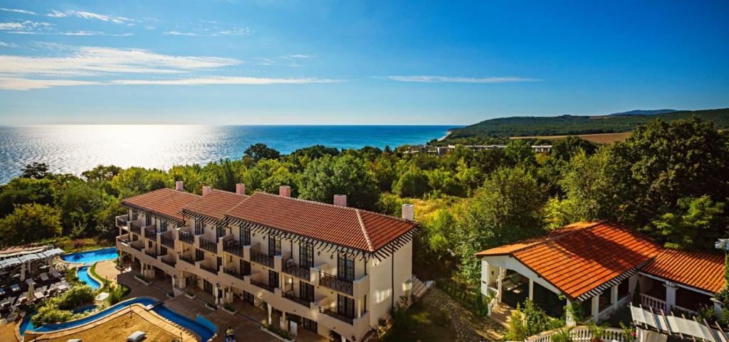 Apartament z jedną sypialnią w pierwszej linii brzegowej w Obzorze – nadmorski komfort, udogodnienia SPA i spokój wśród zieleni