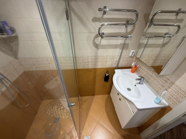 Przestronny apartament z jedną sypialnią i widokiem na morze w samym sercu Sarafowa z możliwością przebudowy na apartament z dwiema sypialniami