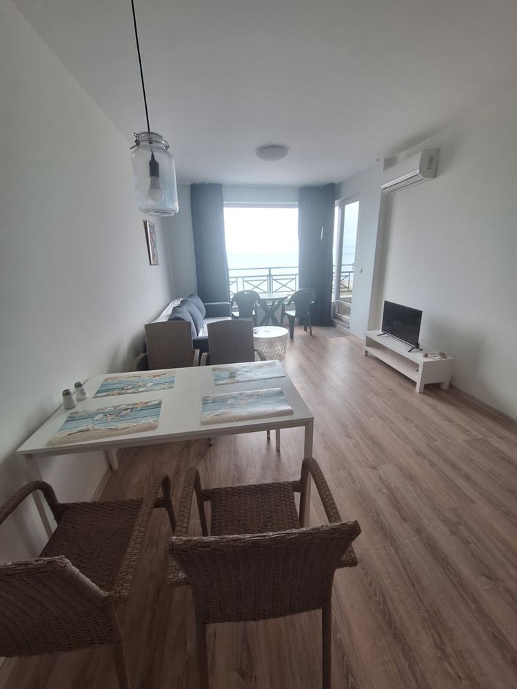 Mieszkanie dwupokojowe w pierwszej linii brzegowej z panoramicznym widokiem na morze i przestronnym tarasem