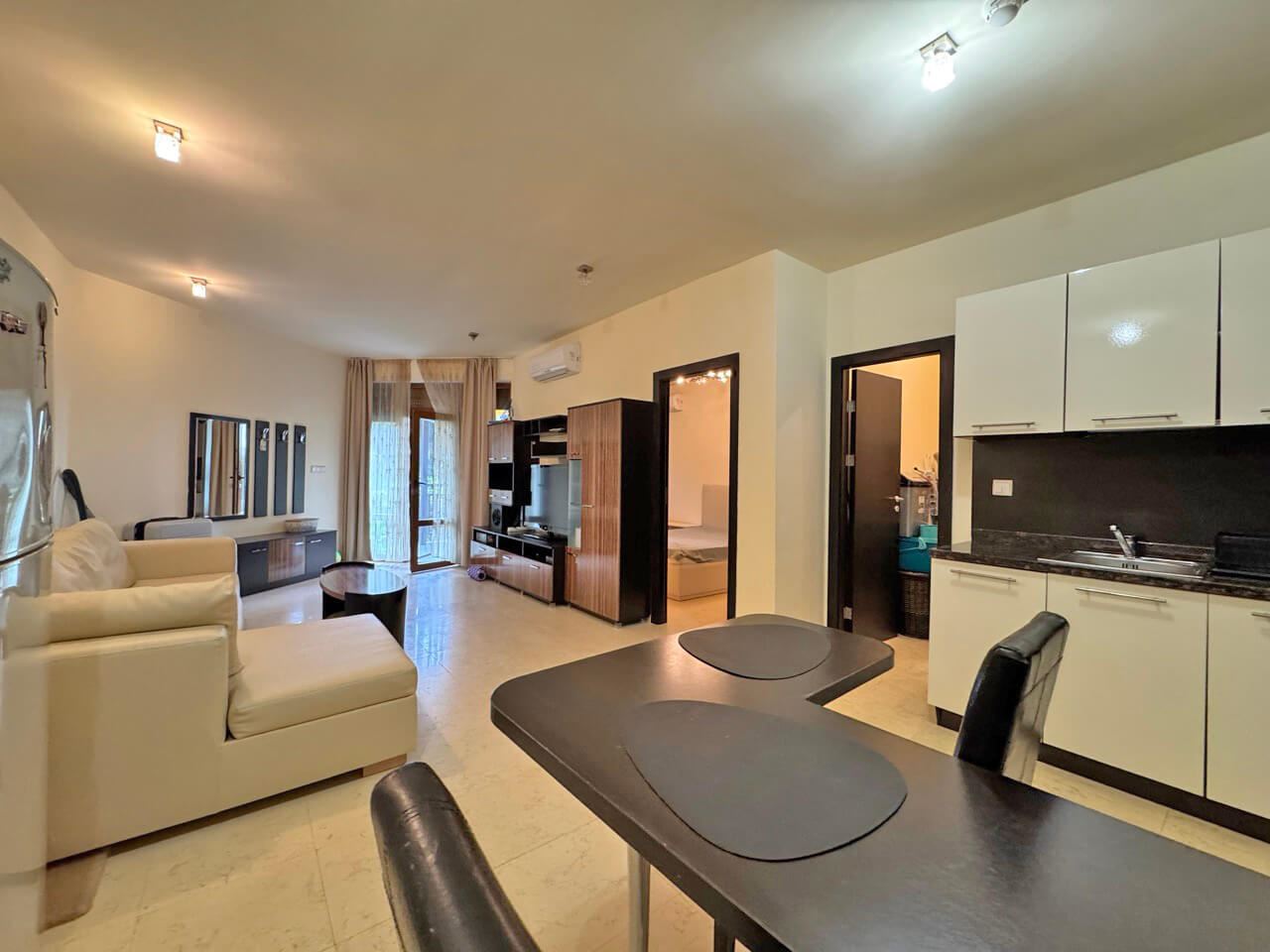 Elegancki apartament z jedną sypialnią na pierwszej linii brzegowej w Sweti Własie z bezpośrednim wyjściem do ogrodu i basenu