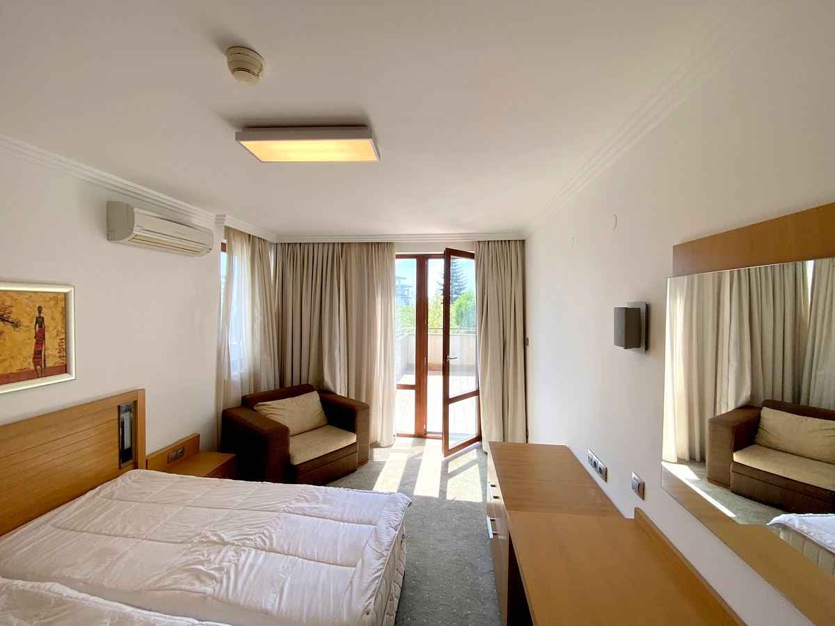 Mieszkanie dwupokojowe (z jedną sypialnią) w pierwszej linii morza w Ravda – luksus, natura i widok na basen