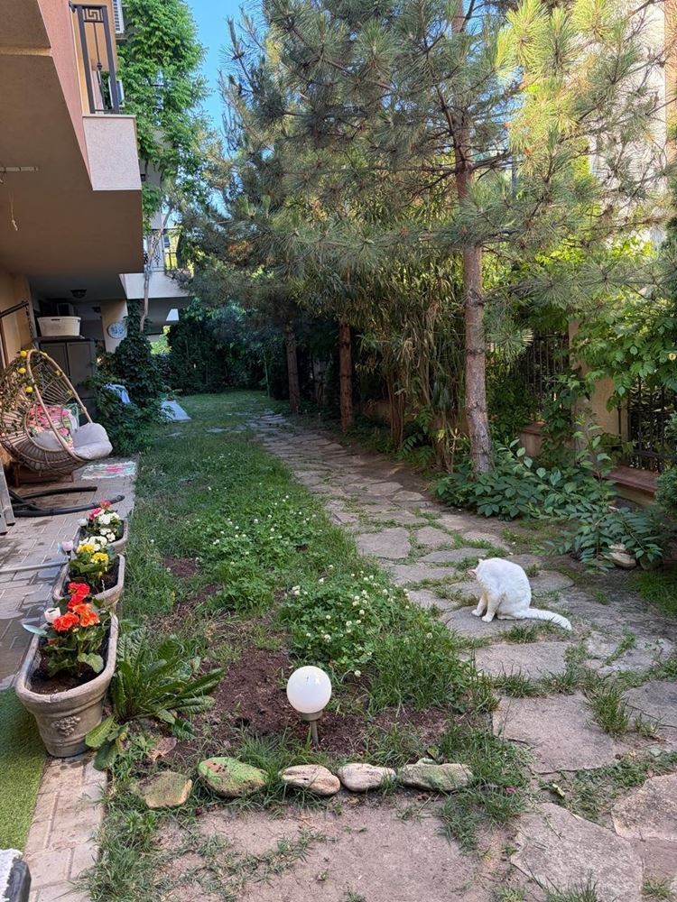 Przestronny apartament z dwiema sypialniami i prywatnym ogródkiem, zaledwie 100 metrów od plaży w Nesebyrze