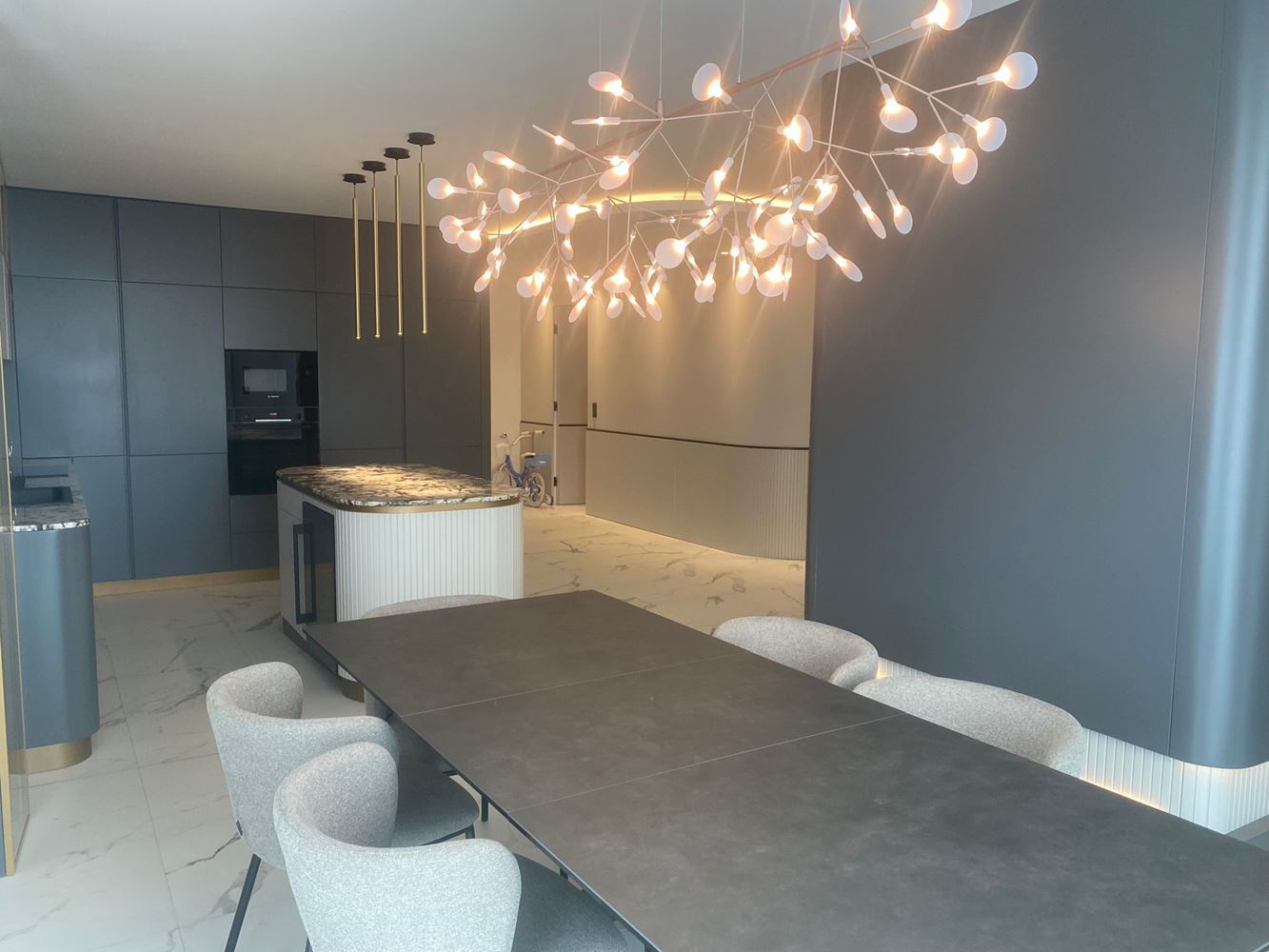 Elegancki i przestronny apartament trzypokojowy na pierwszej linii brzegowej w Nesebyrze – panoramiczny widok na morze i komfort premium