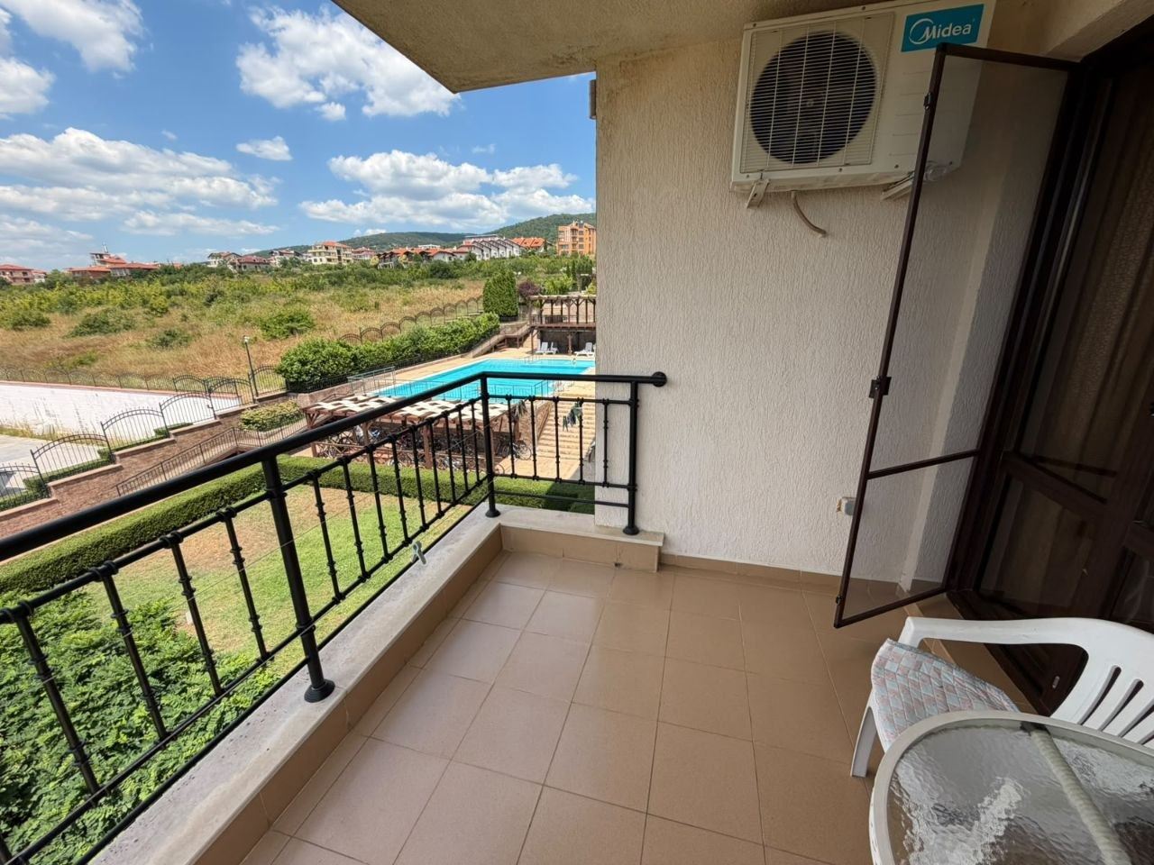 Stylowy apartament z jedną sypialnią z widokiem na morze w prestiżowym kompleksie w Świętym Własie – idealny na wypoczynek i inwestycję