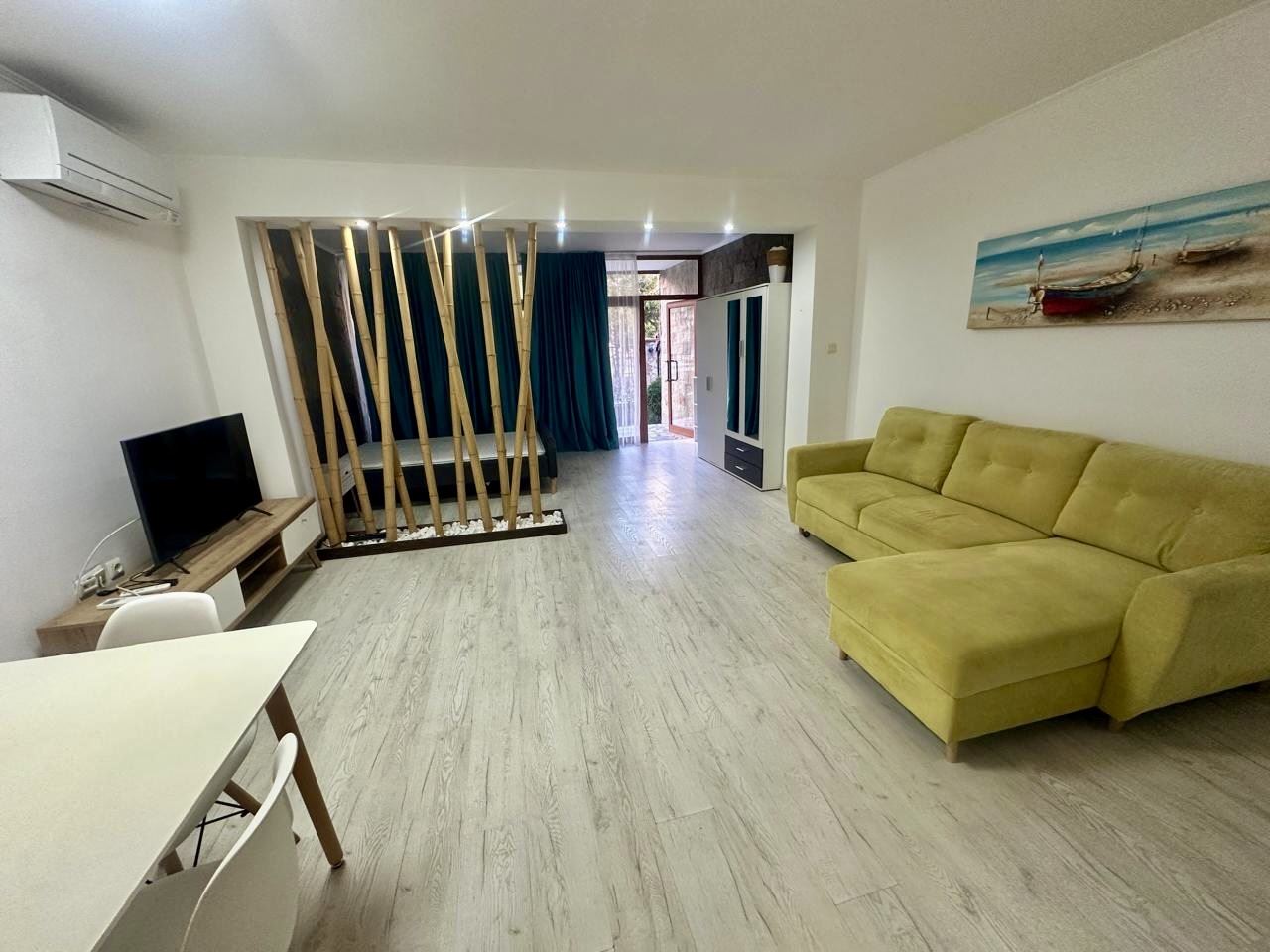 Przestronne studio na parterze z tarasem i możliwością przerobienia na mieszkanie z jedną sypialnią – tylko 300 m od morza