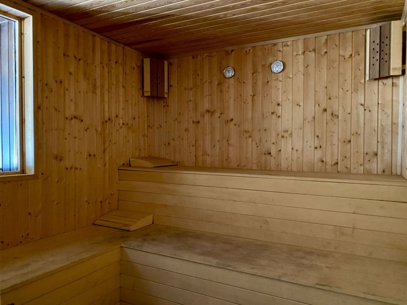 Przestronne w pełni umeblowane studio z widokiem na basen w Słonecznym Brzegu – komfort, spokój i doskonała inwestycja