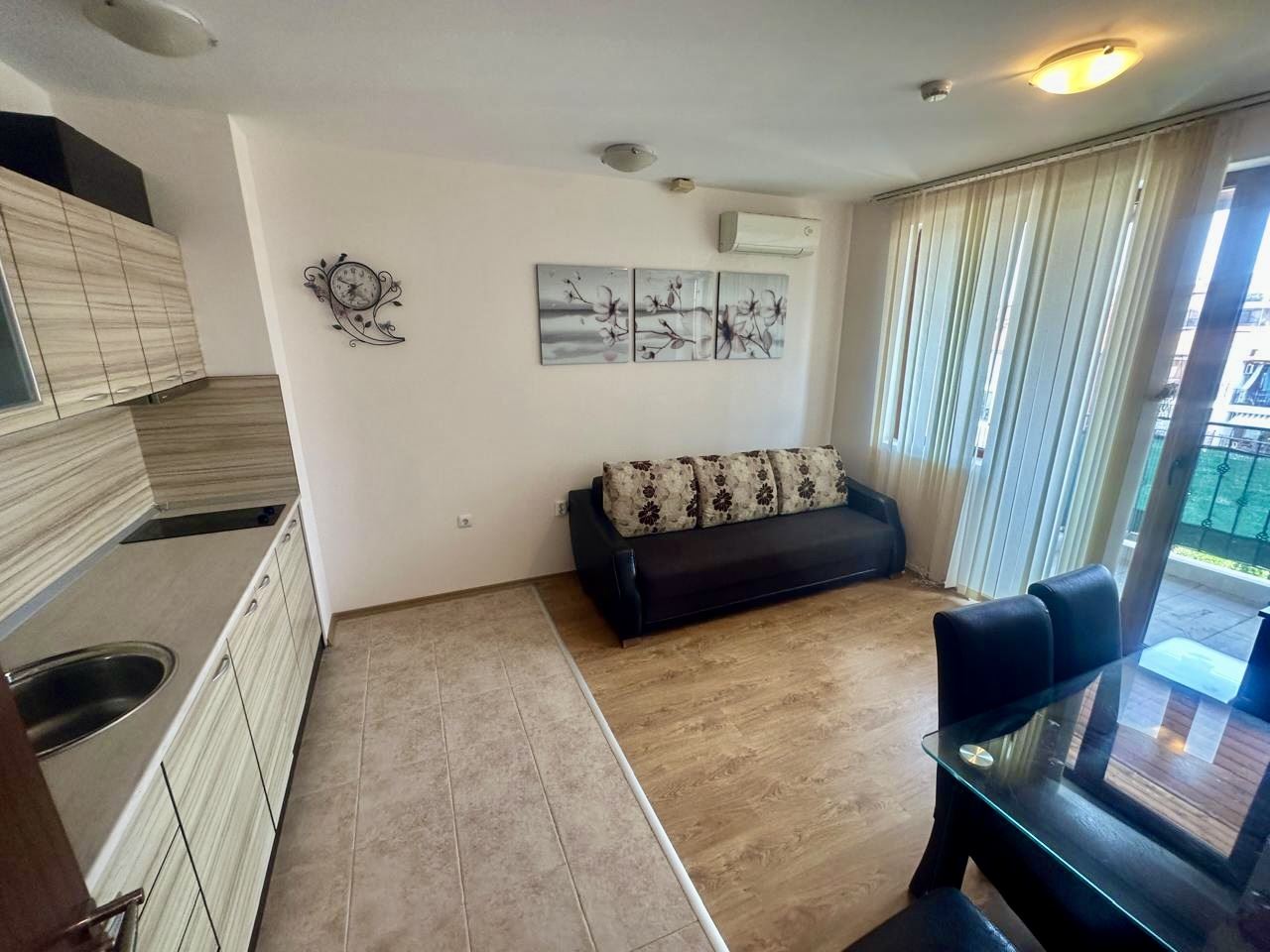 Przestronny apartament z jedną sypialnią z widokiem na zielony dziedziniec w Nessebarze