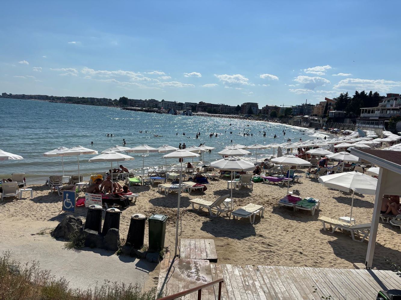 Przestronny apartament z trzema sypialniami i panoramicznym widokiem na morze, tylko 50 metrów od plaży – niska opłata za utrzymanie!