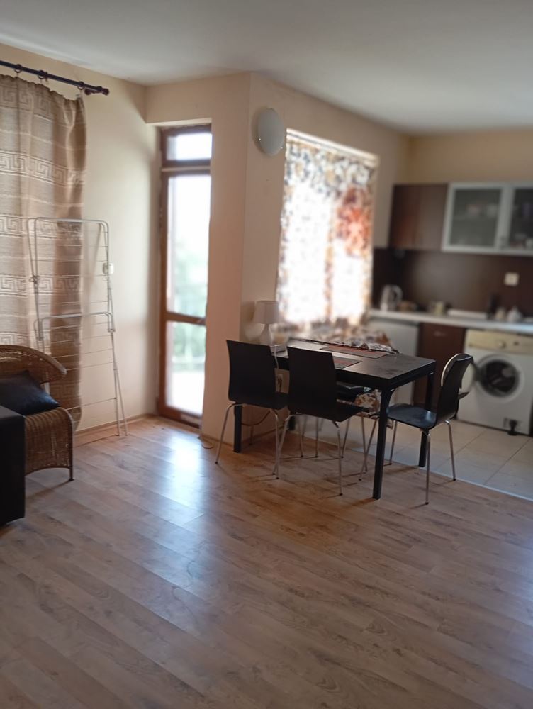  W pełni umeblowany dwupokojowy apartament 200 m od plaży w Rawdzie – cisza, zieleń i komfort w małym kompleksie