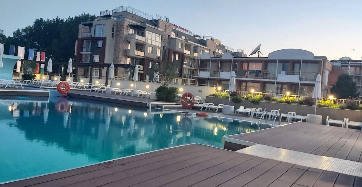 Przestronny apartament dwupokojowy 50 metrów od plaży w Słonecznym Brzegu – doskonała lokalizacja i komfort w zamkniętym kompleksie