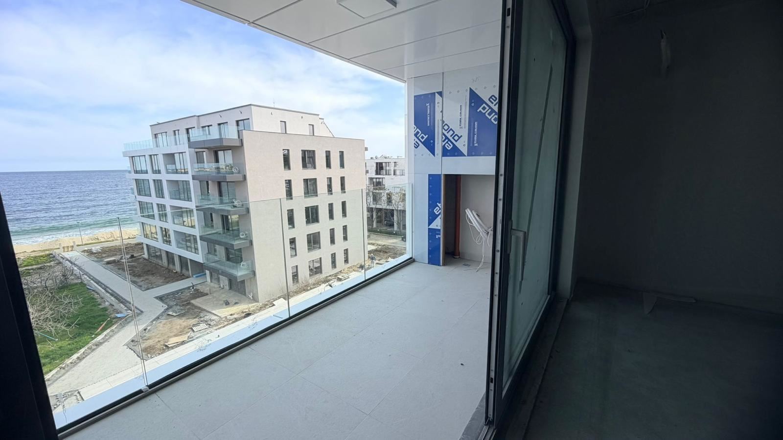Mieszkanie z jedną sypialnią z bezpośrednim panoramicznym widokiem na morze w Rawdzie – najwyższy komfort i spektakularne widoki z każdego pokoju