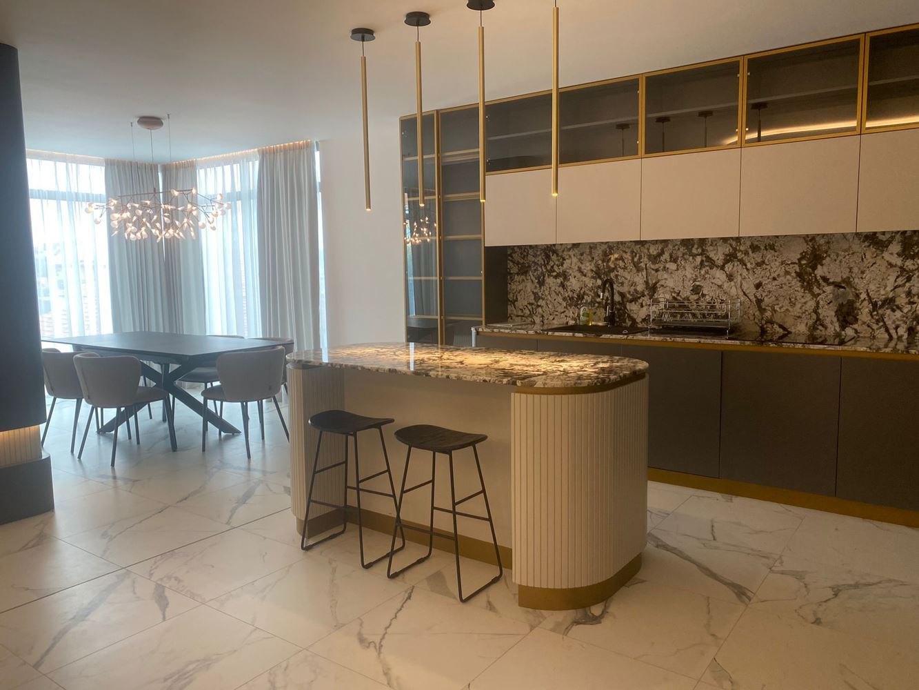 Elegancki i przestronny apartament trzypokojowy na pierwszej linii brzegowej w Nesebyrze – panoramiczny widok na morze i komfort premium