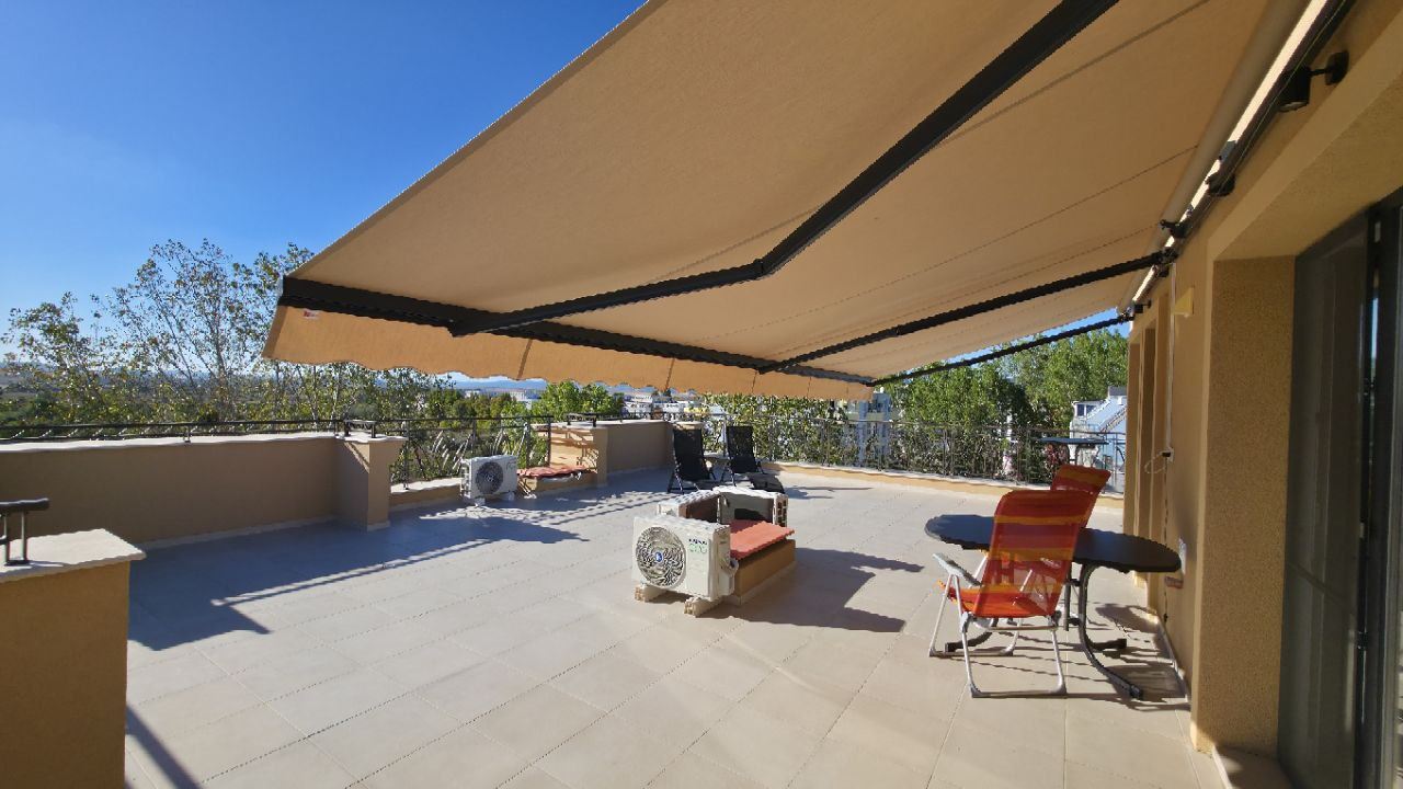 Penthouse z imponującym tarasem i panoramicznym widokiem – styl i przestrzeń na najwyższym piętrze