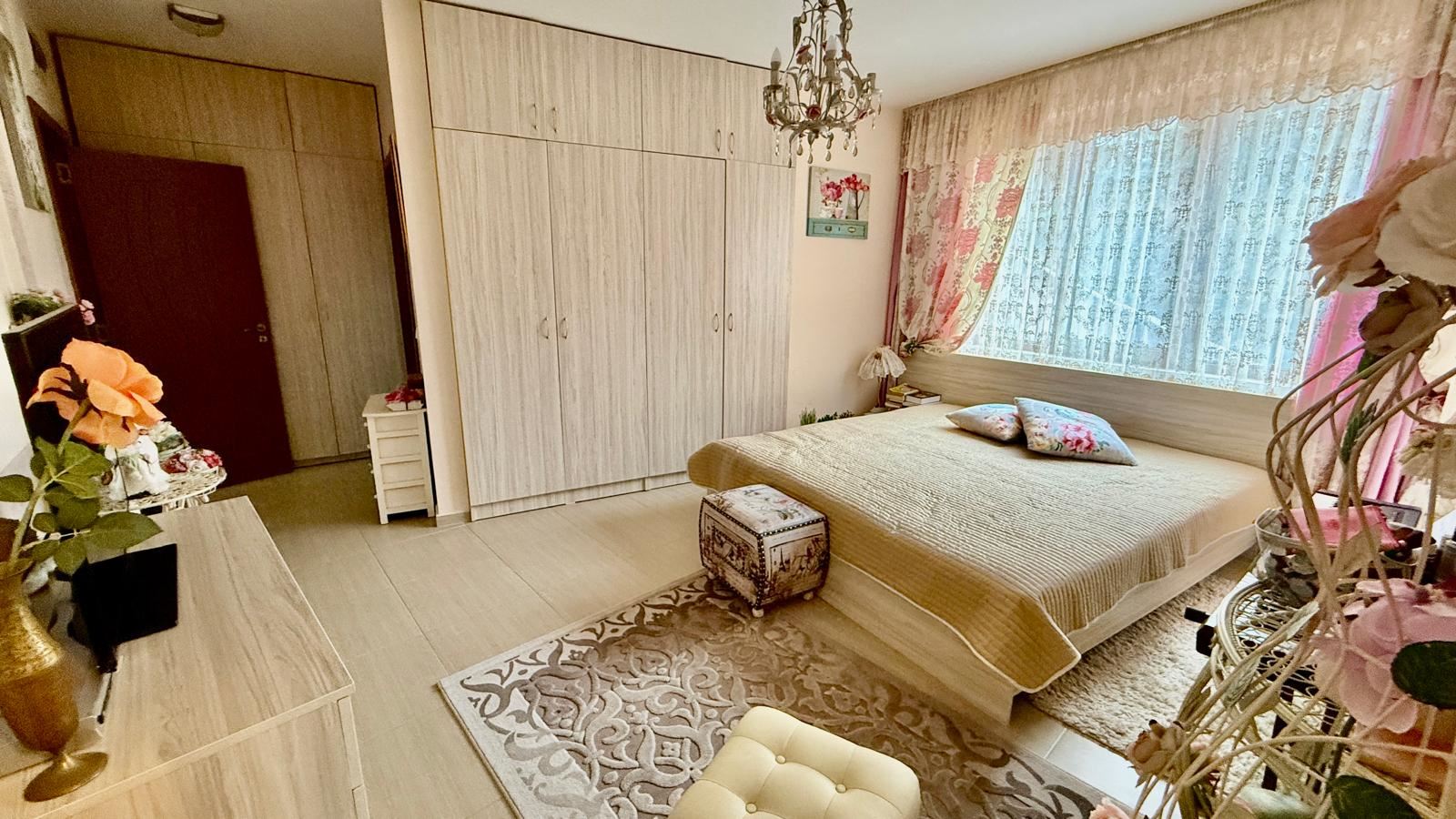Apartament z dwiema sypialniami w pierwszej linii brzegowej w Nesebyrze – przestrzeń, dwie sypialnie i morze przed kompleksem