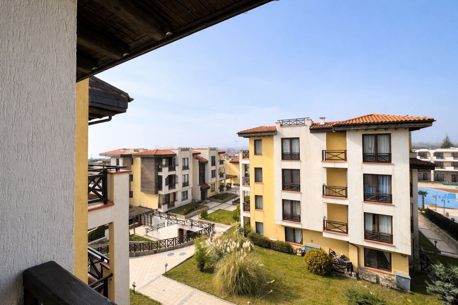 Apartament trzypokojowy z widokiem na morze i prywatną plażą w prestiżowym kompleksie w Czernomorcu