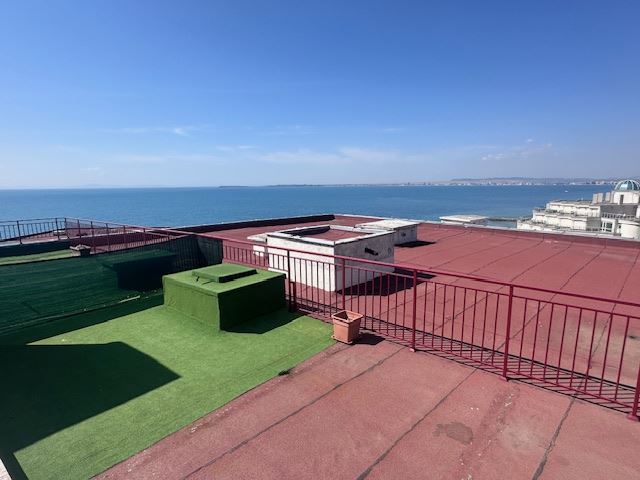Penthouse z panoramicznym widokiem na morze i prywatnym dostępem do plaży w Sveti Vlas