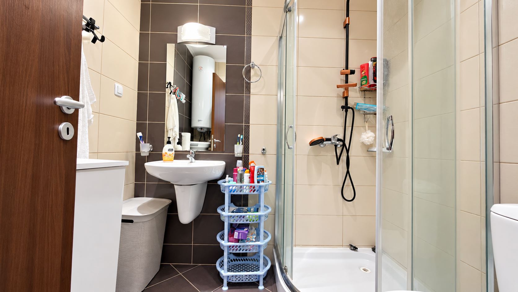 Przytulny, niewielki apartament z jedną sypialnią w kompleksie z basenem i całodobową ochroną