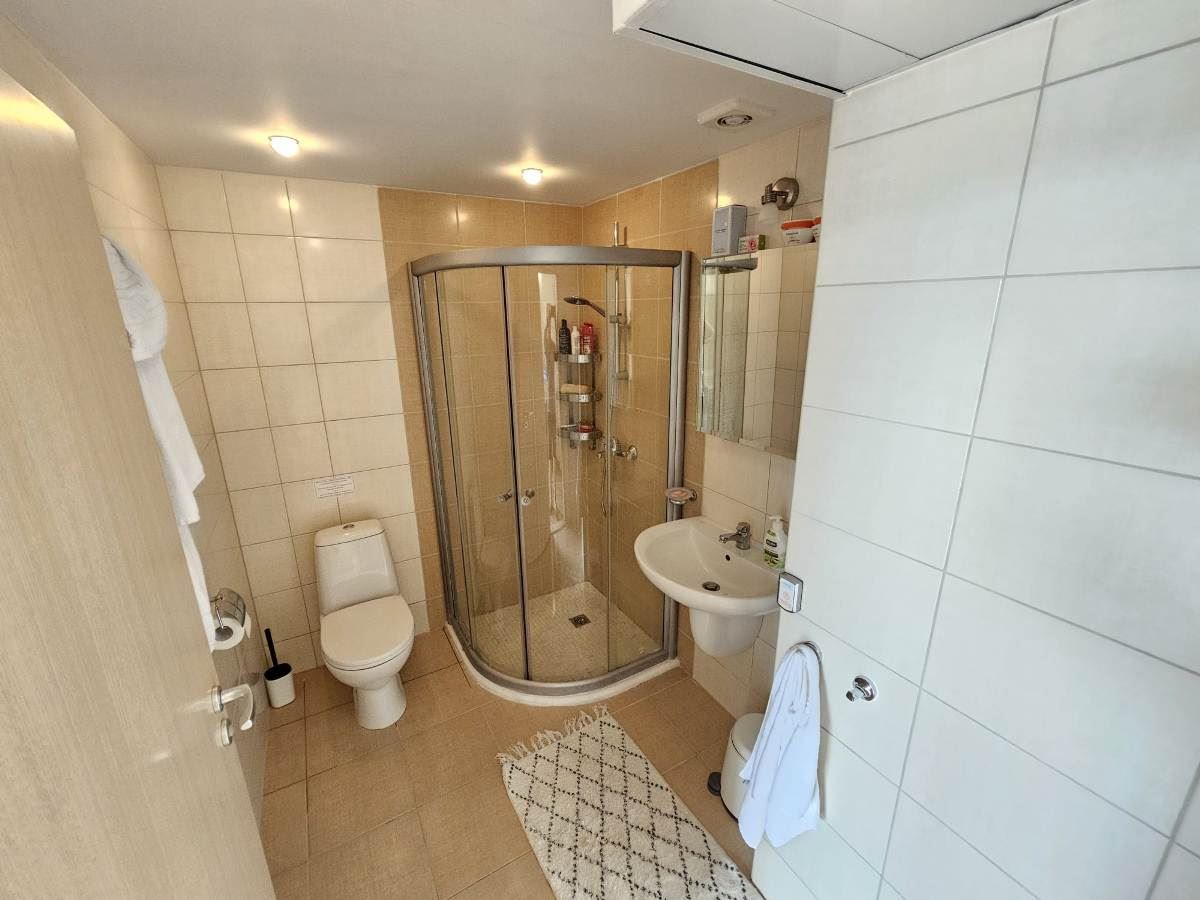 Luksusowy apartament z trzema sypialniami na pierwszej linii brzegowej w Obzorze – panoramiczny widok na morze i góry