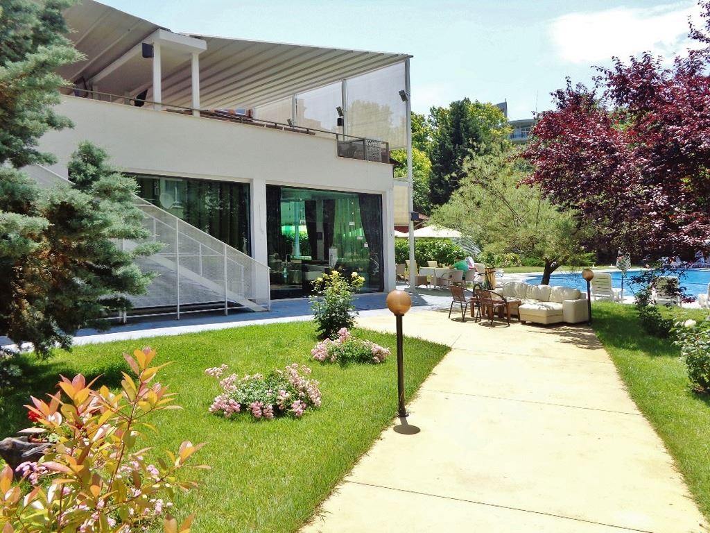 Słoneczne i przestronne studio z widokiem na morze w Rawdzie – 100 m od plaży, w zadbanym kompleksie z basenem i zielenią