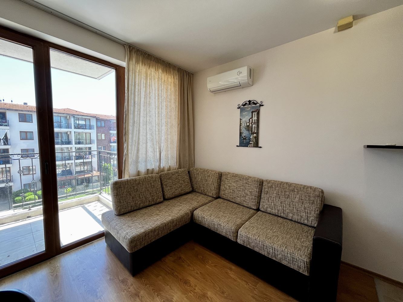 Morski komfort i spokój w pobliżu Nesebyru! Umeblowany apartament z jedną sypialnią z widokiem na basen w luksusowym zamkniętym kompleksie