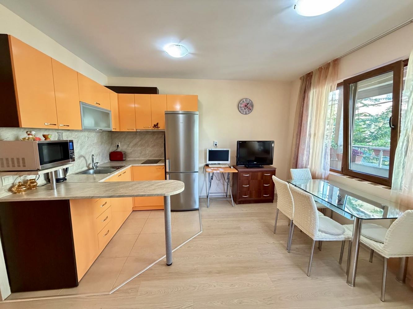 Sarafovo – przestronny apartament z jedną sypialnią, Aktem 16, minimalną opłatą za utrzymanie i pełnym umeblowaniem