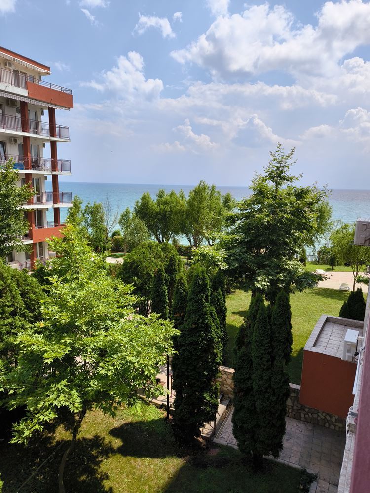 Luksusowy apartament z jedną sypialnią w pierwszej linii brzegowej w Świętym Własie