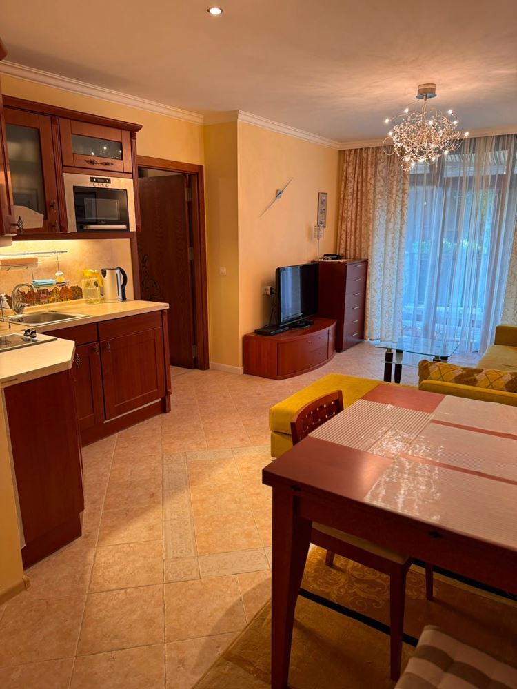 Apartament z dwiema sypialniami i widokiem na morze wśród sosen – luksus i spokój przy samej plaży w Sozopolu